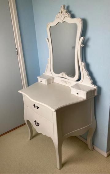 Brocante kaptafel beschikbaar voor biedingen