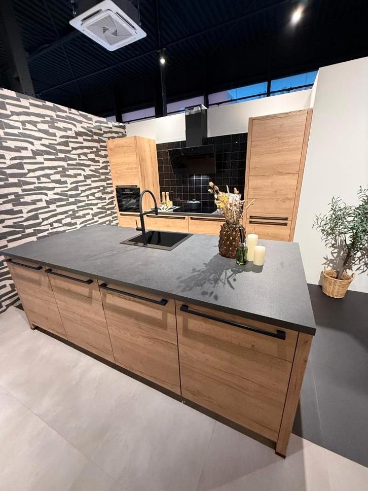 Moderne houtlook keuken, Huis en Inrichting, Keuken | Complete keukens, Nieuw, Overige typen, Overige kleuren, Kunststof, Met kookeiland