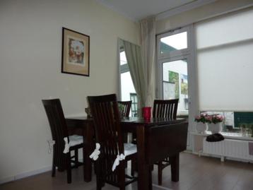 stijlvolle houten stoelen beschikbaar voor biedingen