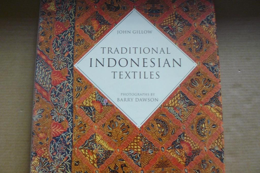 INDONESIË / textiel / traditionele motieven / John Gillow, Boeken, Ophalen of Verzenden, Gelezen, Overige onderwerpen