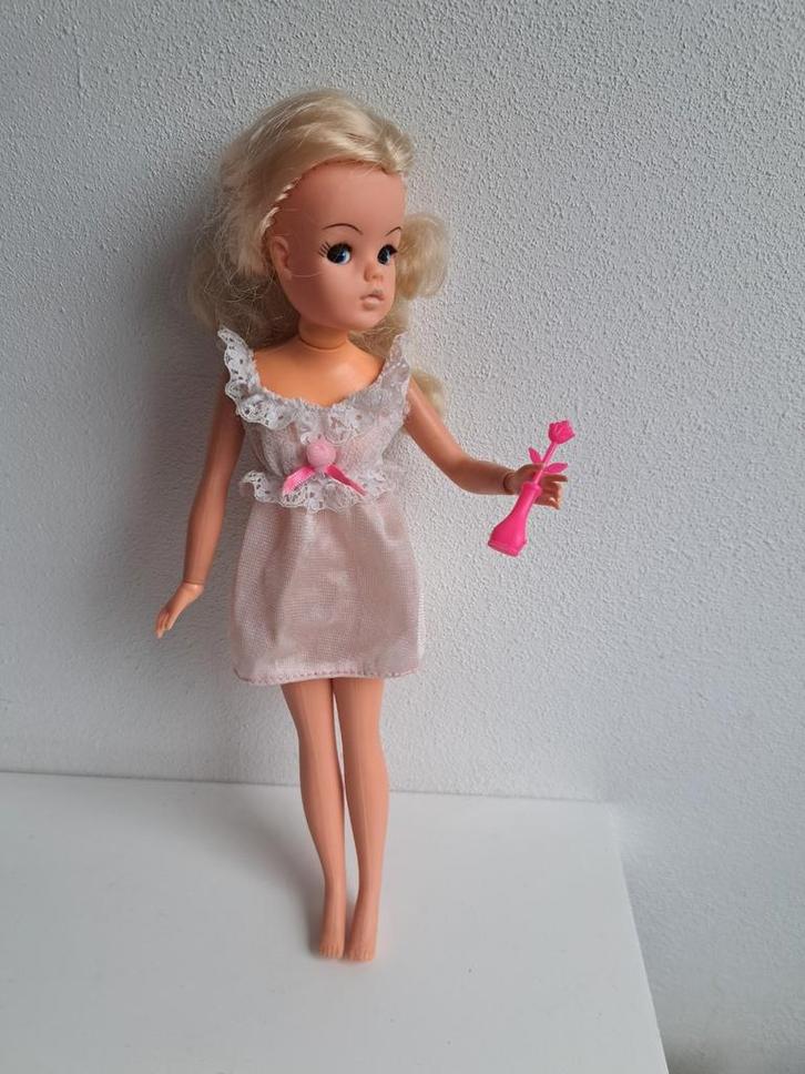 Nachthemd met bloem in vaas voor barbie sindy fleur excl pop, Verzamelen, Poppen, Gebruikt, Kleertjes, Ophalen of Verzenden