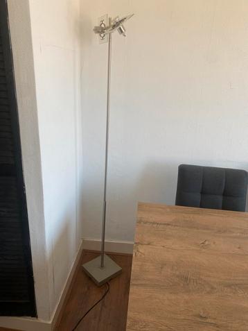 Zilveren Vloerlamp met Afstelbare Lichtfelheid beschikbaar voor biedingen