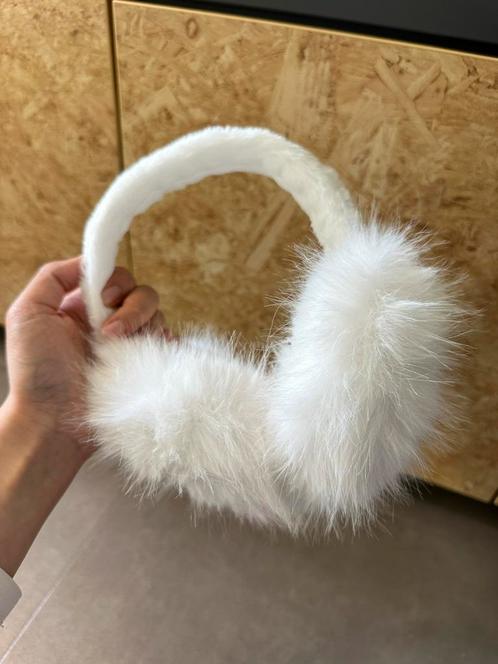 Fluffy White Faux Fur Earmuffs, Kleding | Dames, Hoeden en Petten, Nieuw, Ophalen of Verzenden