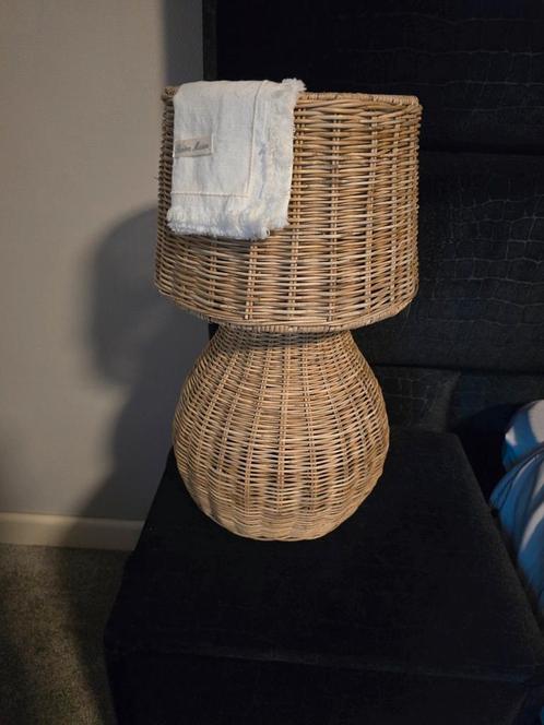 Te koop: Rivièra Maison Costa Bahia Rattan Lamp, Huis en Inrichting, Woonaccessoires | Schalen en Manden, Zo goed als nieuw, Rond