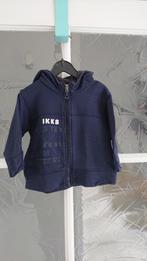 Blauw vest - IKKS - maat 80 / 18 mnd, Kinderen en Baby's, Babykleding | Maat 80, Gebruikt, Ophalen of Verzenden, Jongetje, Truitje of Vestje