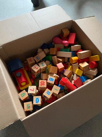 Doos met houten trein/speelgoed/blokken beschikbaar voor biedingen
