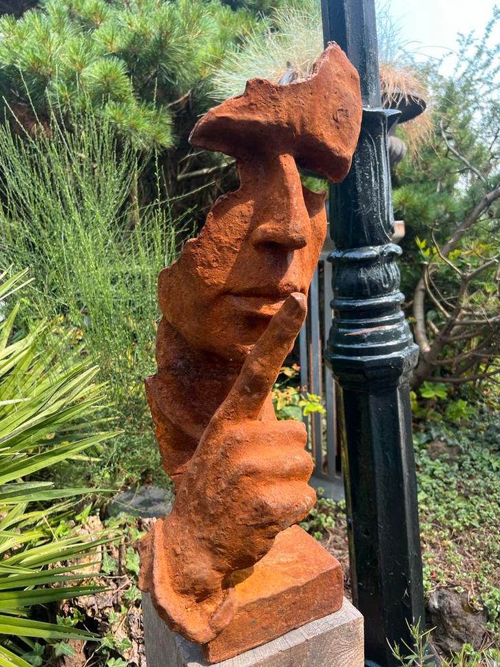 Gietijzeren Beeld 'De Fluisteraar' - 59cm Hoogte, Tuin en Terras, Tuinbeelden, Nieuw, Mensenbeeld, Metaal, Ophalen of Verzenden