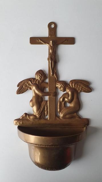 Koperen kruisbeeld met wijwaterbak