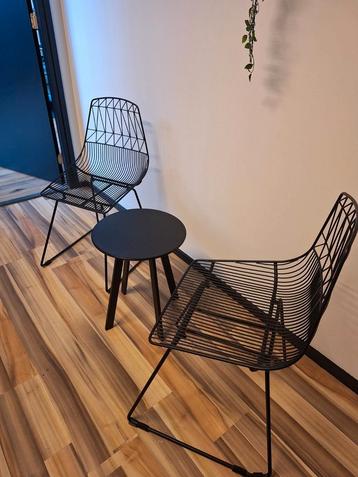 2 metalen draadstoel / stoelen en tafeltje zwart beschikbaar voor biedingen
