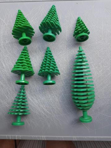 7 lego dennenbomen waarvan 1x cypress beschikbaar voor biedingen