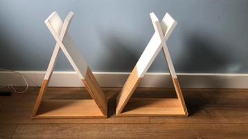 Twee houten tipi’s voor aan de wand of voor op een plank beschikbaar voor biedingen