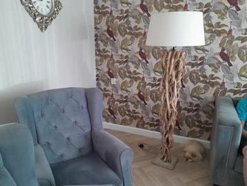 Houten staande lamp beschikbaar voor biedingen