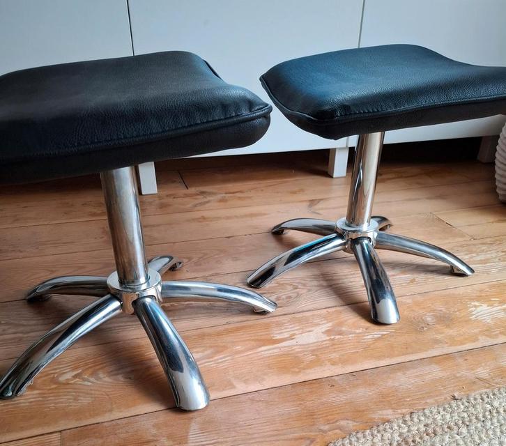 Set van 2 vintage voetenbankjes, Huis en Inrichting, Stoelen, Zo goed als nieuw, Twee, Metaal, Overige materialen, Zwart, Ophalen