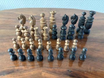 Set oude houten schaakstukken, klein formaat. beschikbaar voor biedingen