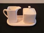Koffiemelk en suikerpot setje wit met dienblaadje. NIEUW!, Huis en Inrichting, Nieuw, Ophalen of Verzenden, Overige stijlen, Porselein