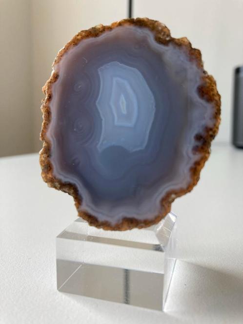 Blauwe Agaat op Standaard - Woondecoratie Edelsteen, Verzamelen, Mineralen en Fossielen, Mineraal, Ophalen of Verzenden