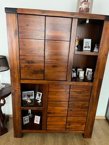 Mooie Houten Kast - Opbergruimte beschikbaar voor biedingen