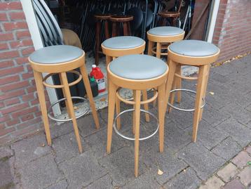 HOUTEN BARKRUKKEN MET ZACHT KUNSTLEDEREN ZITTING 5 STUKS.. beschikbaar voor biedingen