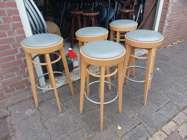 HOUTEN BARKRUKKEN MET ZACHT KUNSTLEDEREN ZITTING 5 STUKS.., Huis en Inrichting, Barkrukken, Gebruikt, 60 tot 90 cm, Leer, Metaal