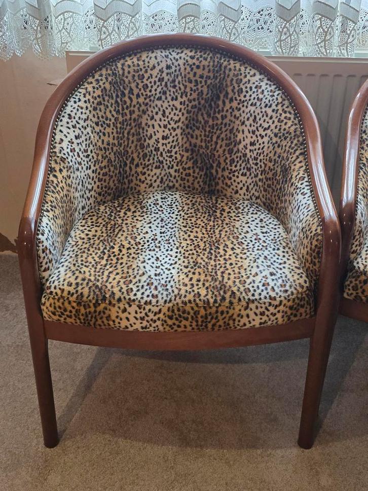 Twee Notenhouten Stoelen met Panterprint, Antiek en Kunst, Antiek | Meubels | Stoelen en Banken, Ophalen of Verzenden