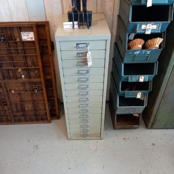 Vintage ijzeren ladekast - industriële kast. beschikbaar voor biedingen