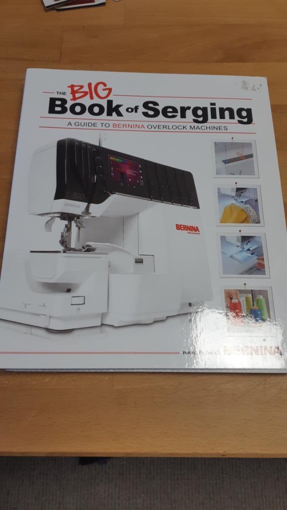 Bernina Book of Serging, Hobby en Vrije tijd, Naaimachines en Toebehoren, Zo goed als nieuw, Toebehoren, Singer, Ophalen of Verzenden
