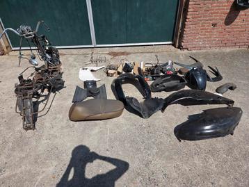 Veel scooter onderdelen 4t beschikbaar voor biedingen