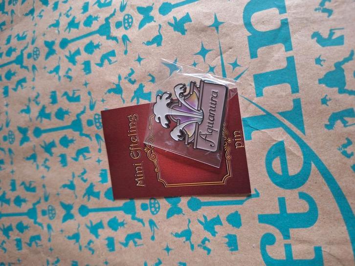 Mini efteling pin aquanura, Verzamelen, Efteling, Zo goed als nieuw, Button of Speldje, Ophalen of Verzenden