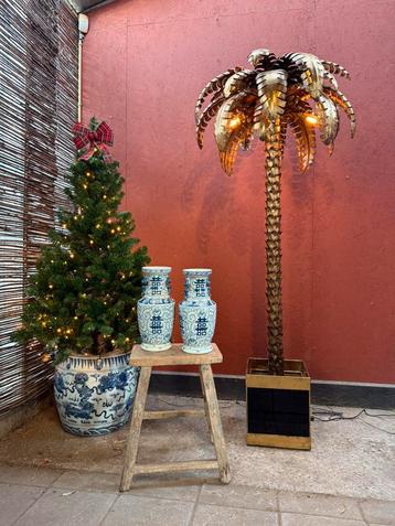 Een paar Chinees porseleinen vazen beschikbaar voor biedingen