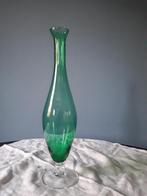 Glazen vaas op voet.Groen/Helder.Jr.60.Vintage.35 cm hoog., Ophalen of Verzenden