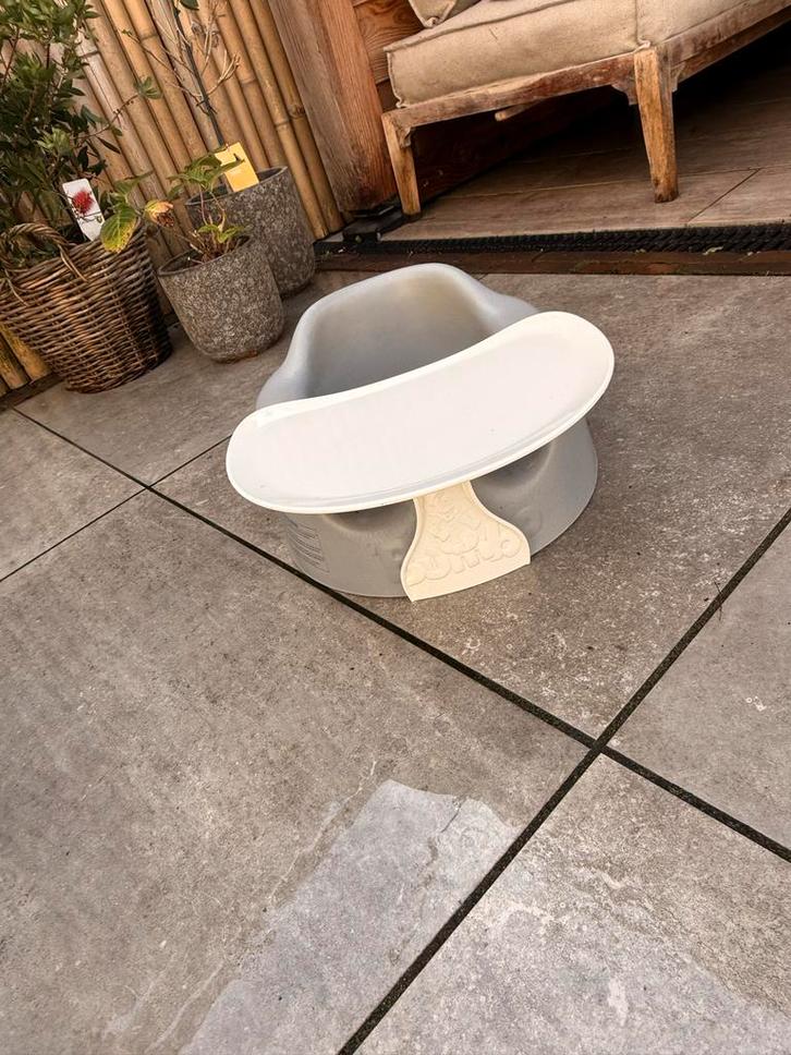 Bumbo Seat met Plateau - Baby Stoel, Kinderen en Baby's, Kinderstoelen, Zo goed als nieuw, Overige typen, Afneembaar eetblad, Ophalen