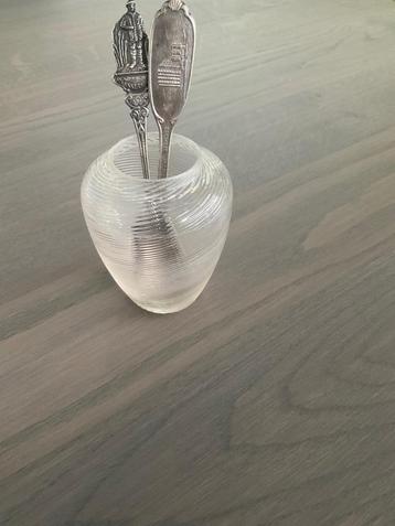 Antiek Fries Draadglas lepelvaasje met 2 antieke lepeltjes beschikbaar voor biedingen