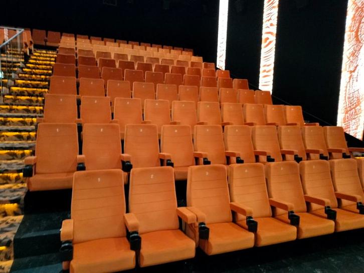 +- nog 25 stuks bioscoop stoelen! Voor mancave/wachtruimte., Huis en Inrichting, Stoelen, Zo goed als nieuw, Vijf, Zes of meer stoelen