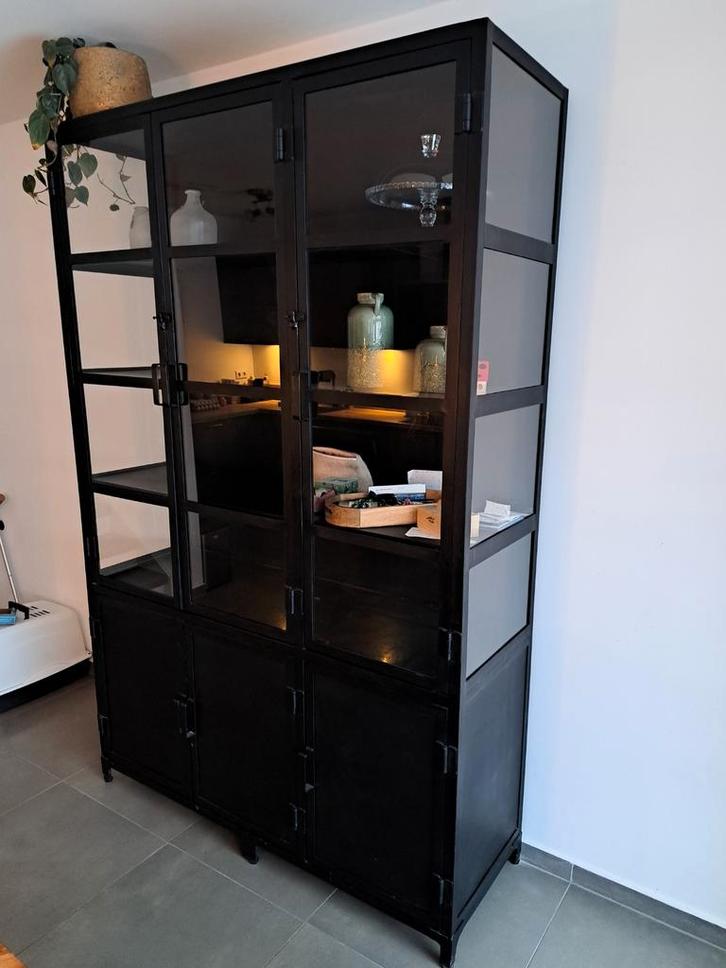 Stalen vitrinekast met glazen deuren, Huis en Inrichting, Kasten | Vitrinekasten, Gebruikt, 150 tot 200 cm, 100 tot 150 cm, 25 tot 50 cm