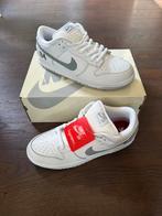 Supreme Nike SB Dunk Low White/Metallic Silver-White EU45,5, Wit, Nieuw, Ophalen of Verzenden, Sneakers of Gympen
