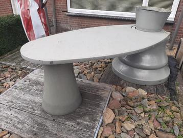 Polyester tuintafel met plantenbak beschikbaar voor biedingen