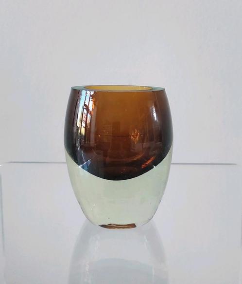 Glazen kleine zware vaas in de kleur bruin. Design, Antiek en Kunst, Antiek | Glas en Kristal, Ophalen of Verzenden