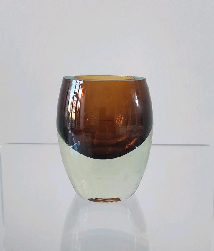 Glazen kleine zware vaas in de kleur bruin. Design, Antiek en Kunst, Antiek | Glas en Kristal, Ophalen of Verzenden