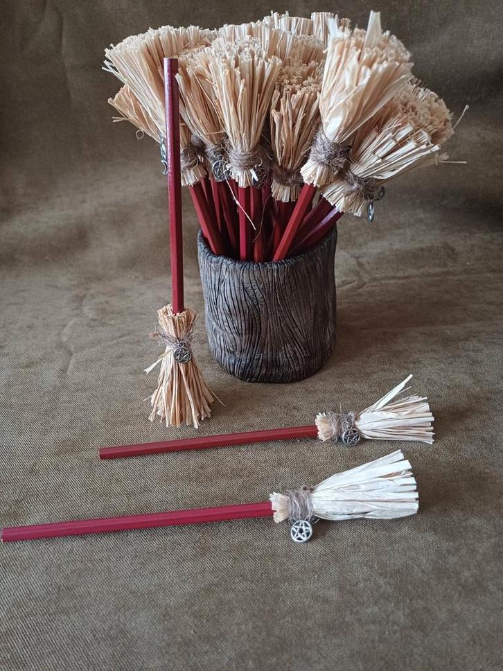 Heksenbezem Potloden - Handgemaakt, Hobby en Vrije tijd, Tekenen, Nieuw, Potlood of Stift, Ophalen of Verzenden