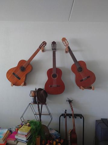 2x Muur gitaar standaard diagonaal  beschikbaar voor biedingen