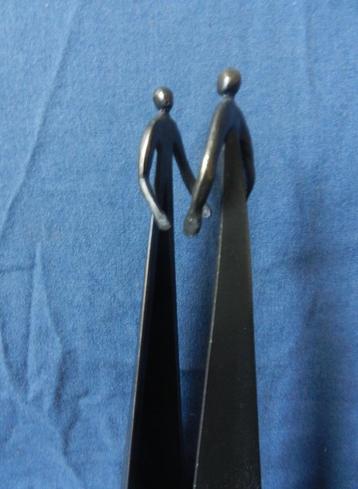 Verbronsd sculptuur Twee figuren Corry Ammerlaan h. 17,5 cm. beschikbaar voor biedingen