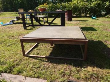 Loungetafel beschikbaar voor biedingen