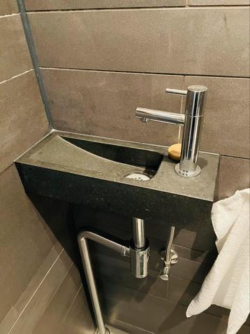 Toilet hoekfontein steen, kraan en sifon beschikbaar voor biedingen