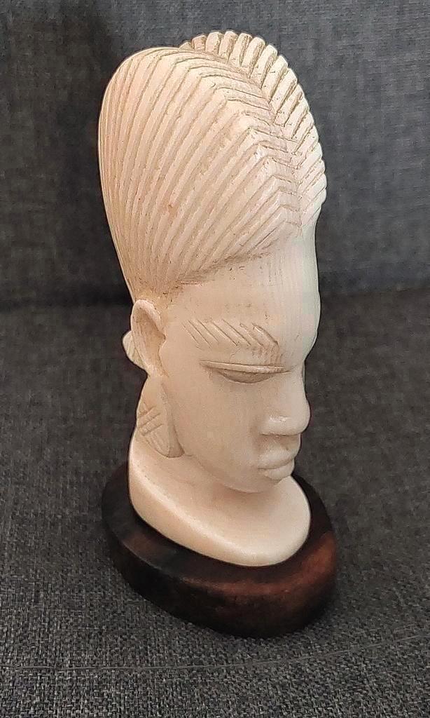 Antieke Afrikaanse Handgesneden botten buste beeldje, Antiek en Kunst, Kunst | Beelden en Houtsnijwerken, Verzenden