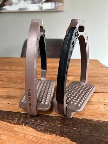 Veiligheidsbeugels nieuwstaat. beschikbaar voor biedingen