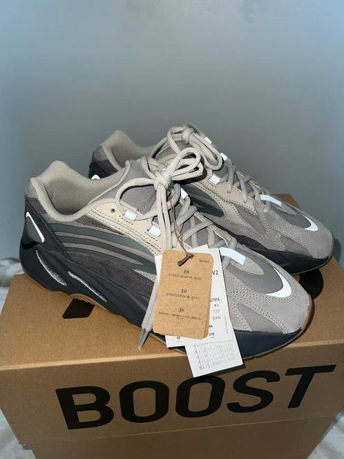 Yeezy Boost 700 V2 Tephra Maat 44, Kleding | Heren, Schoenen, Nieuw, Sneakers of Gympen, Overige kleuren, Ophalen of Verzenden