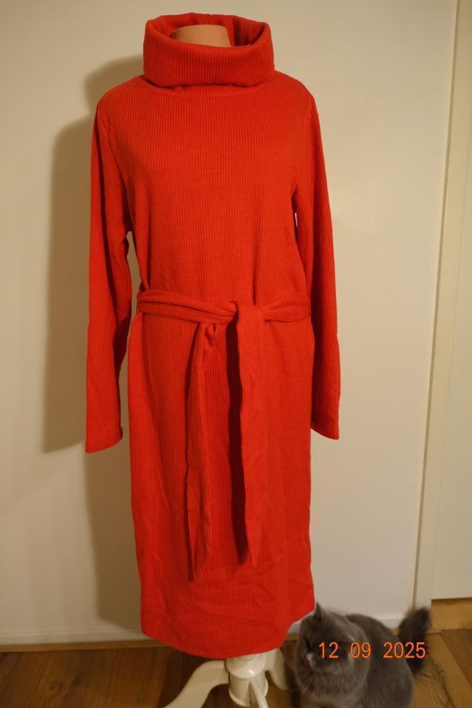 Lange rode Ladies Fashion jurk met col, maat 38, Kleding | Dames, Jurken, Zo goed als nieuw, Maat 38/40 (M), Rood, Onder de knie