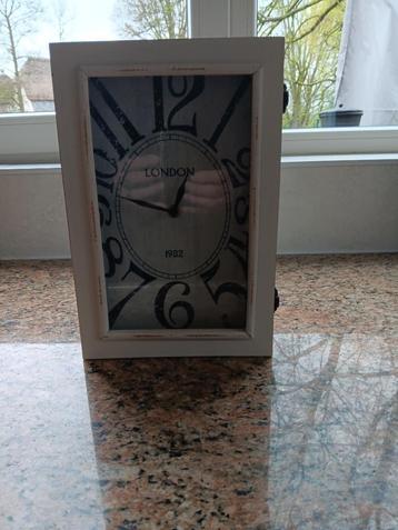zgan mooi wit kastje met klokje, kan zowel staan als hangen beschikbaar voor biedingen