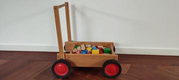 Houten loopkar met blokken om leuk leren te bouwen  beschikbaar voor biedingen