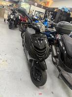 Piaggio zip 50cc 4 takt geel kenteken, Fietsen en Brommers, Scooters | Piaggio, Ophalen of Verzenden, Zo goed als nieuw, Benzine
